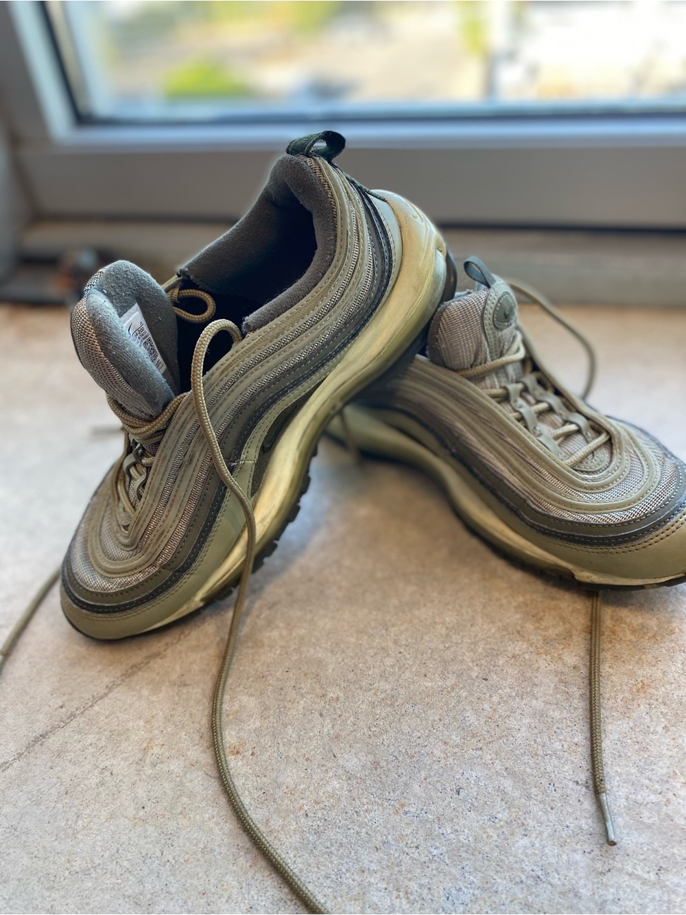 Women’s 8.5 NIKE AIR MAX Athletic Sneakers 👟 🏃🏽♀️💨☕️